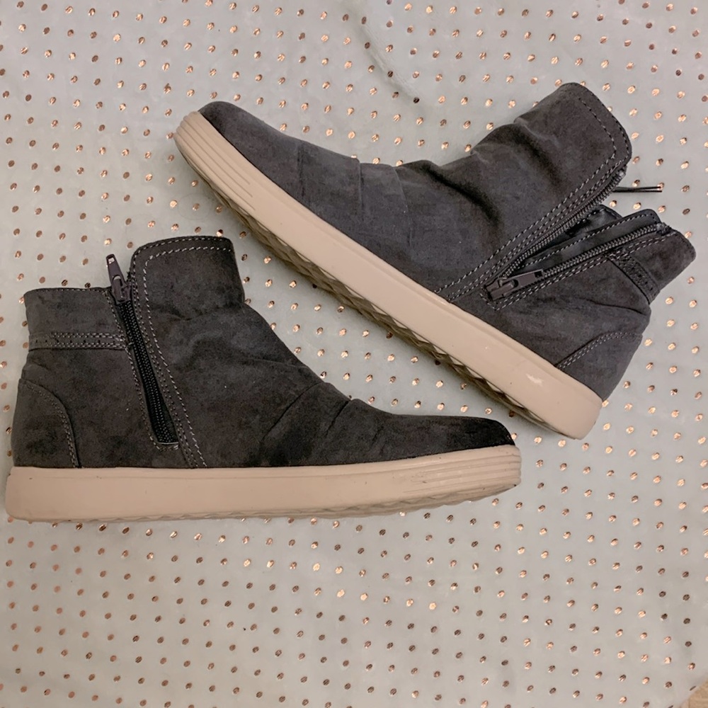 Size 8.5 True Craft Dark Grey ankle high shoes